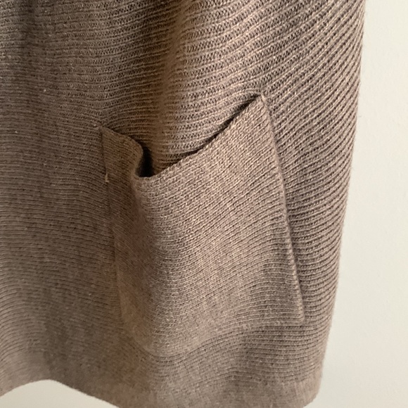 Brown sweater vest. Sleeveless - Picture 3 of 3